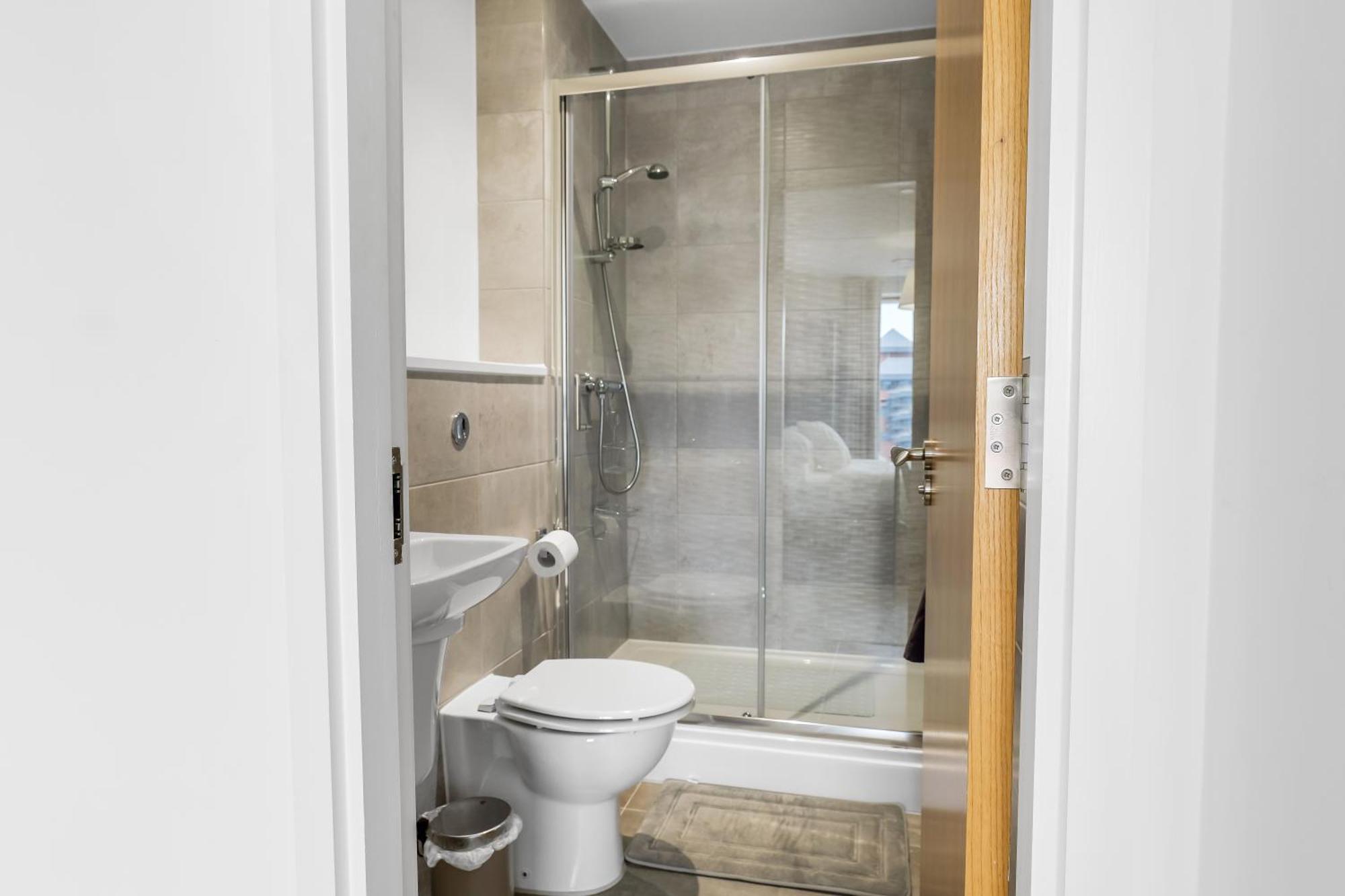 High Rise 2 Bedroom & 2 Bath Apartment With Parking, Balcony & Amazing View Manchester Esterno foto
