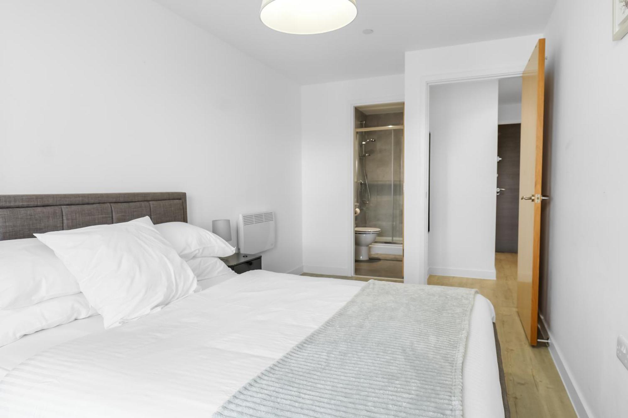 High Rise 2 Bedroom & 2 Bath Apartment With Parking, Balcony & Amazing View Manchester Esterno foto