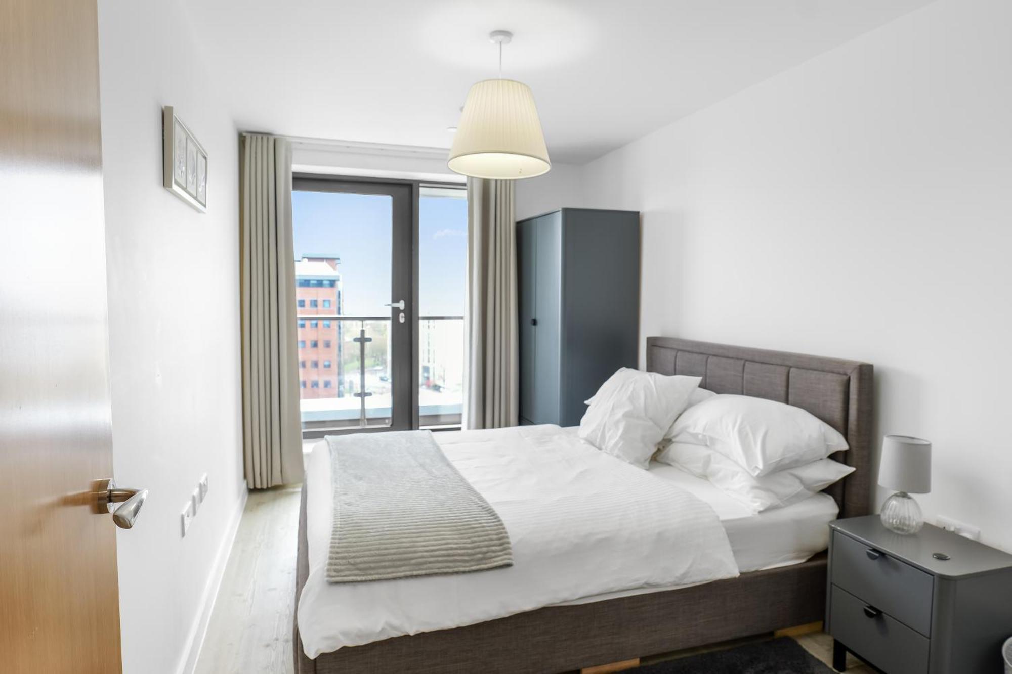 High Rise 2 Bedroom & 2 Bath Apartment With Parking, Balcony & Amazing View Manchester Esterno foto